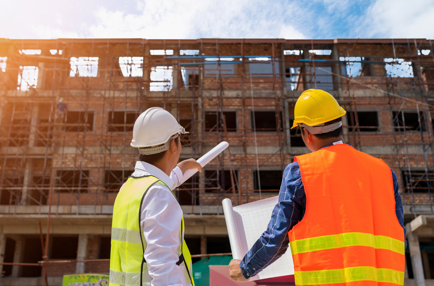 INGENIEROS_EVALUANDO_PROYECTO-DOS_HOMBRES_CON_EPP-ARQUITEPRO-CONSTRUCCION-COLEGIOS-EMPRESAS-OFICINAS-CHILE