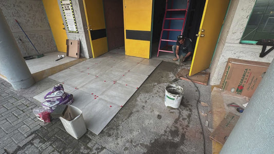Instalación de porcelanato – Colegio LINTAC, Lo Barnechea / Chicureo