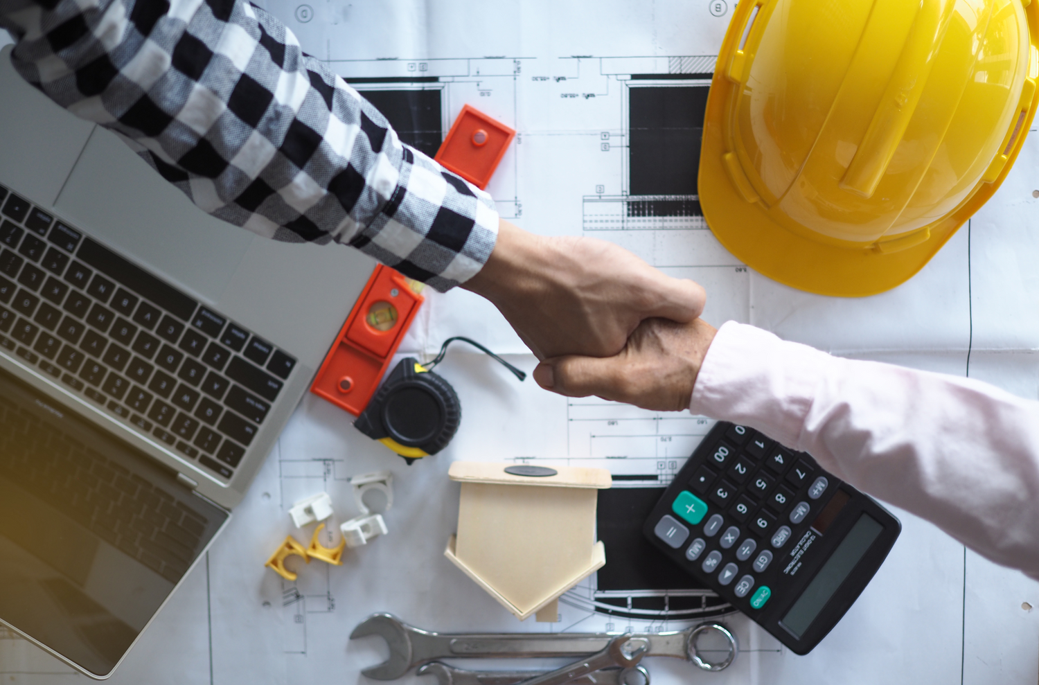 cliente_estrechando_manos_con_empresa-servicios-arquitepro-construccion-chile-colegios-oficinas.