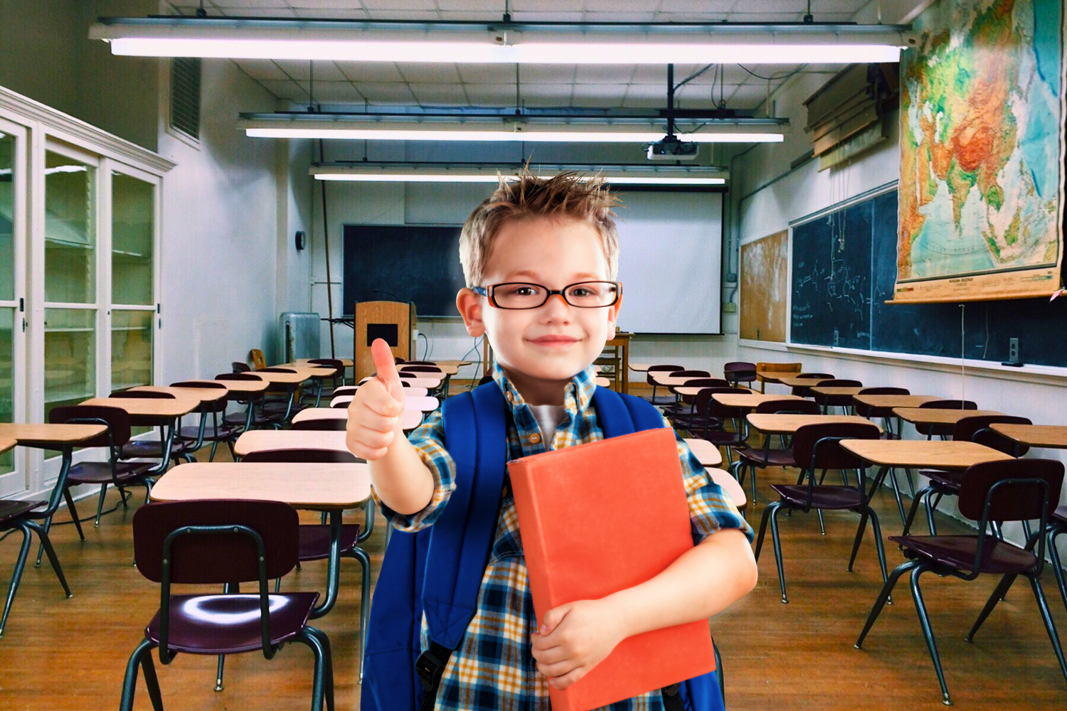 nino_sosteniendo_libro_en_un_aula_de_clases_con_el_pulgar_arriba