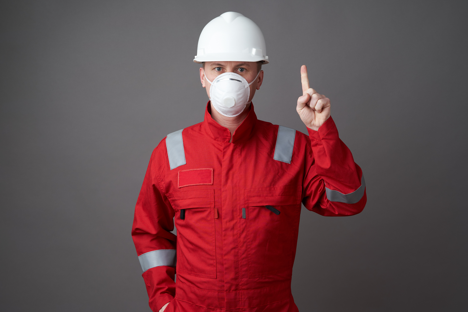 persona-hombre_con_el_dedo_indice_hacia_arriba-EPP-arquitepro-construccion-colegios-oficinas-empresa-chile