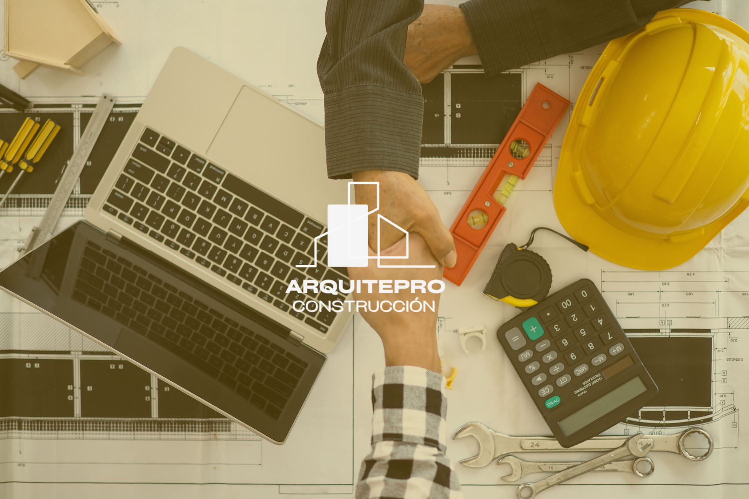 persona_estrechando_manos_con_ingeniero-arquitepro-construccion-chile-colegios-oficinas. Logo de Arquitepro Construcción en el medio de la imagen.